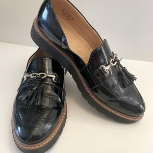 Naturalizer Estelle Flat black patent croc 9W wide loafer lug sole